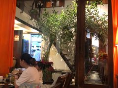 -Cuc Gach Quan Restaurant