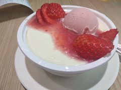 草莓梦幻雪双皮奶-满记甜品(友谊国贸城店)