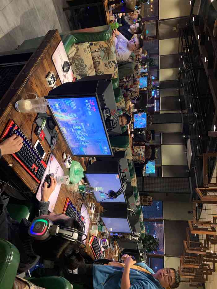 半糖网吧(北大街店)-"网吧挺好的,机器也不错,电竞区7块钱一个.