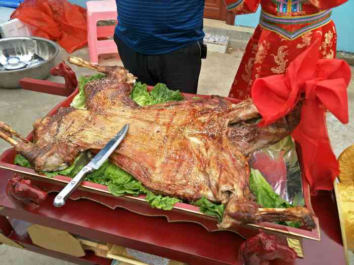 还有开羊仪式!不一样烧烤.
