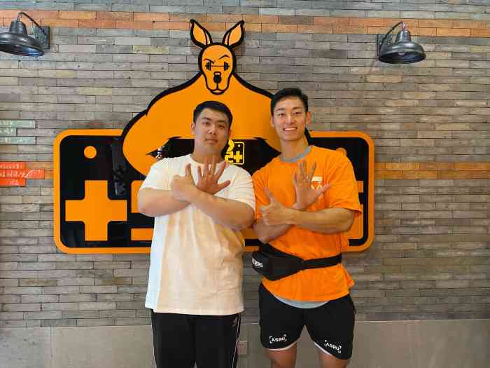 加伍磅健身-"去全中国最年轻的健体职业卡选手小萝卜的健.