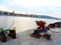 -多瑙河畔鞋履雕塑