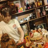 青春活力，态度也很好。很勤快，很热情，最后是菜品方面