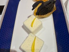 鸳鸯榴莲天鹅酥-名人坊·新派粤菜(河西奥体博览中心金鹰世界店)