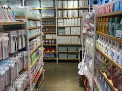 -名创优品(北京新中关购物中心地铁层店)