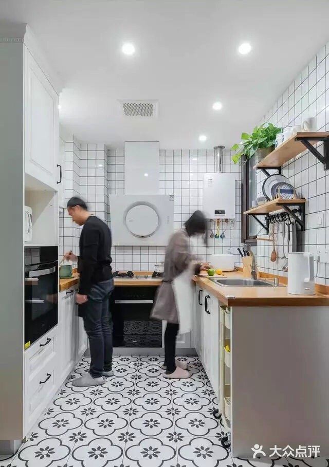 墙面用的经典款白色面包砖搭配浅水泥色地砖