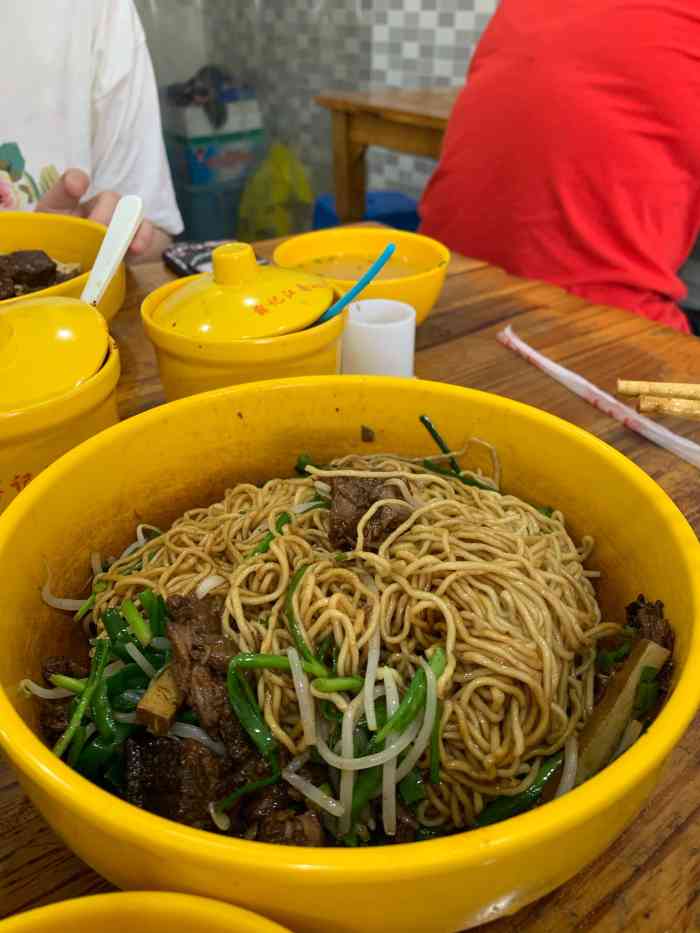 打分 朋友介绍的,点了梅菜扣肉面和牛肉拌面,极其好吃!