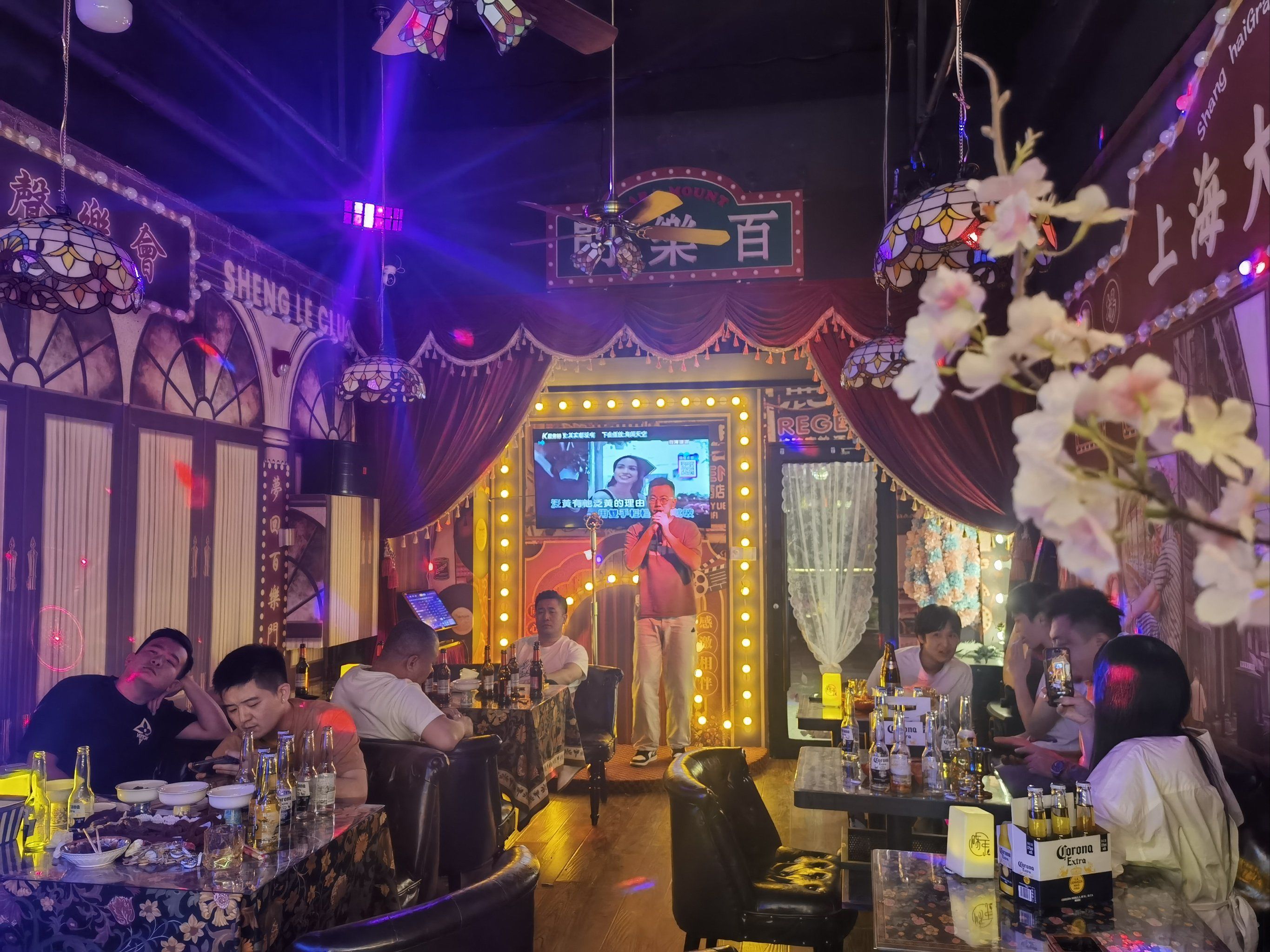 交友聚会好去处 #人气酒吧分享 #夜生活 
一家夜上海百乐门风格的