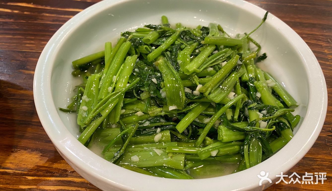 大肠吃第一口很惊艳，卤过了大肠经过油炸，油香四溢