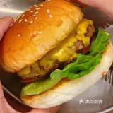 合作村有一家超好吃的汉堡店，门头吸引了我的注意
