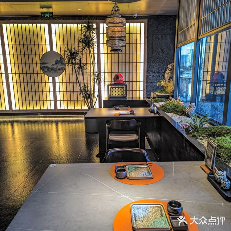 这是一份超大的刺身船,盛满了来自世界各地的新鲜海产