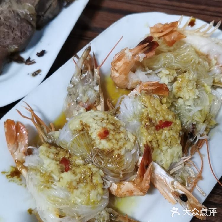 小鸡炖蘑菇，蒜台炒肉，还有肘子，都是超级美味的！