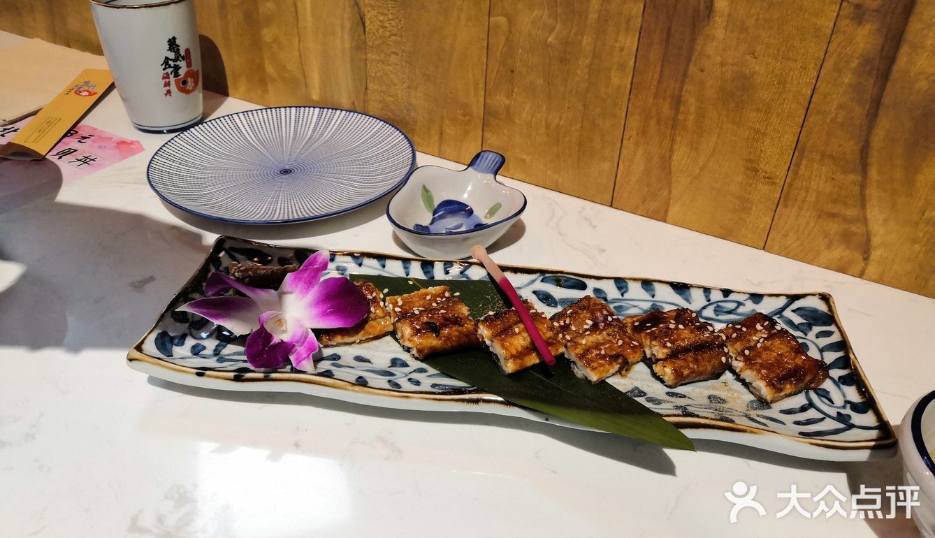 一口咬下去，满嘴都是肥美的鳗鱼，非常香美