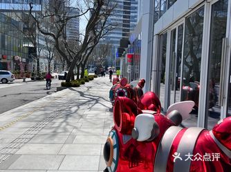 在优衣库东边的小咖啡店。