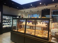 面包甜点陈列柜-皇冠幸福里动物奶油生日蛋糕(龙阳村地铁站店)