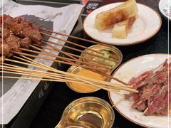 -何妹湿辣牛肉·粤式烧烤砂煲(桂雅路店)