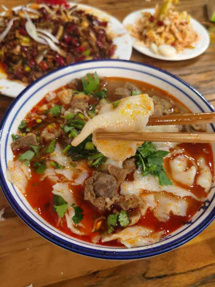 羊肉面片味道挺不错的,吃完肚子很舒服,面片是手揪的,毕竟机器切的