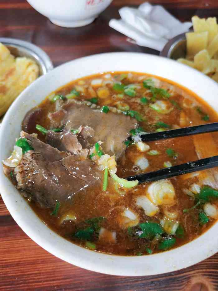 化三驴肉汤老店-"开封人也是无人不晓的,化三驴肉汤,饼软软.