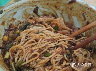 满怀期待的过来尝试一下。我点的牛肉杂酱拌面