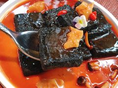 猴头菇鲍汁瑶柱扒制黑豆腐-肴约·花园式餐厅(湖里店)