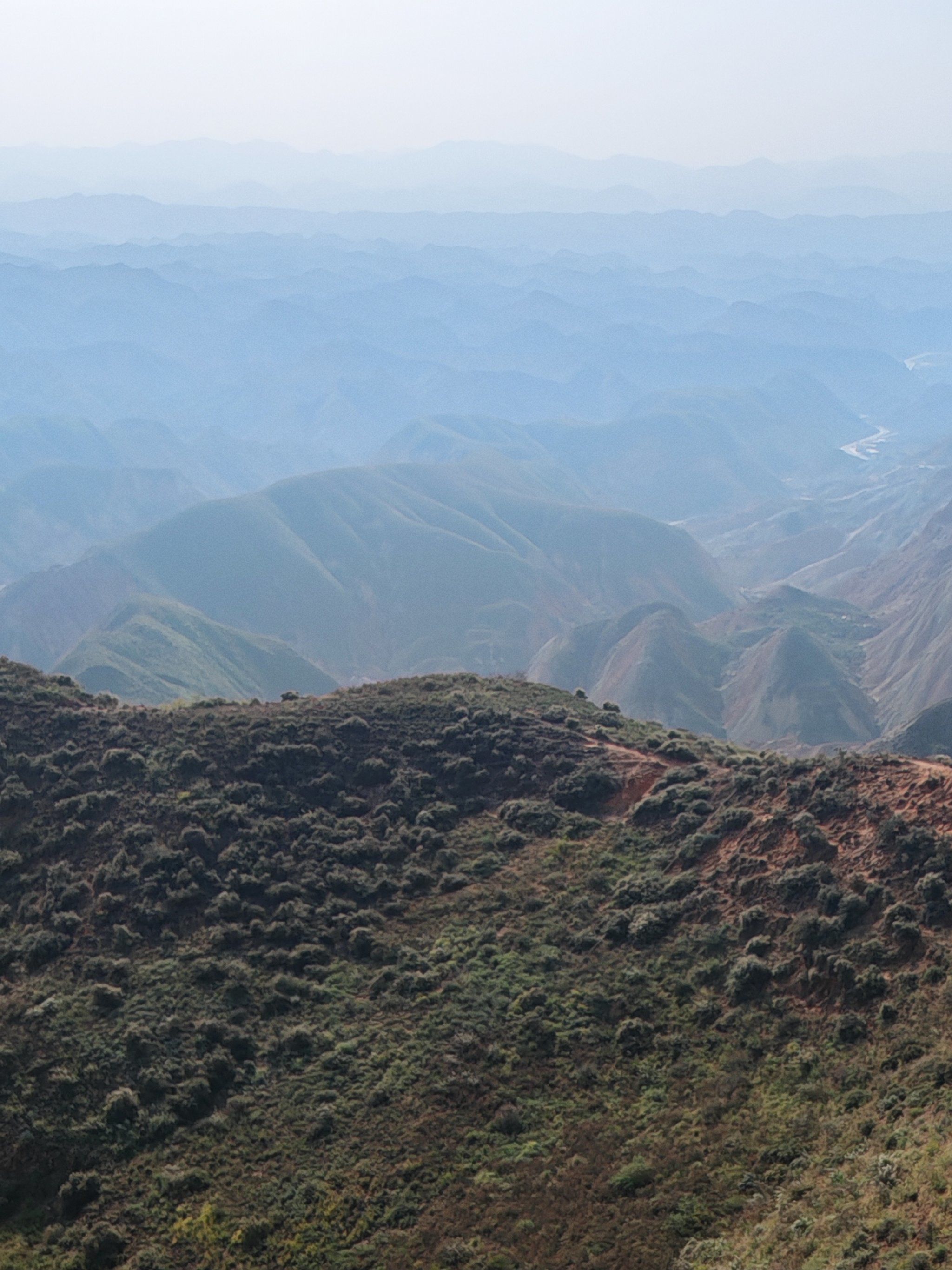 山巅远眺的风景