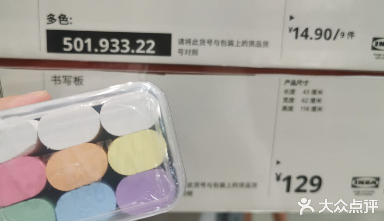 白板笔收纳在板擦背面凹槽中，非常方便