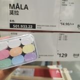 白板笔收纳在板擦背面凹槽中，非常方便