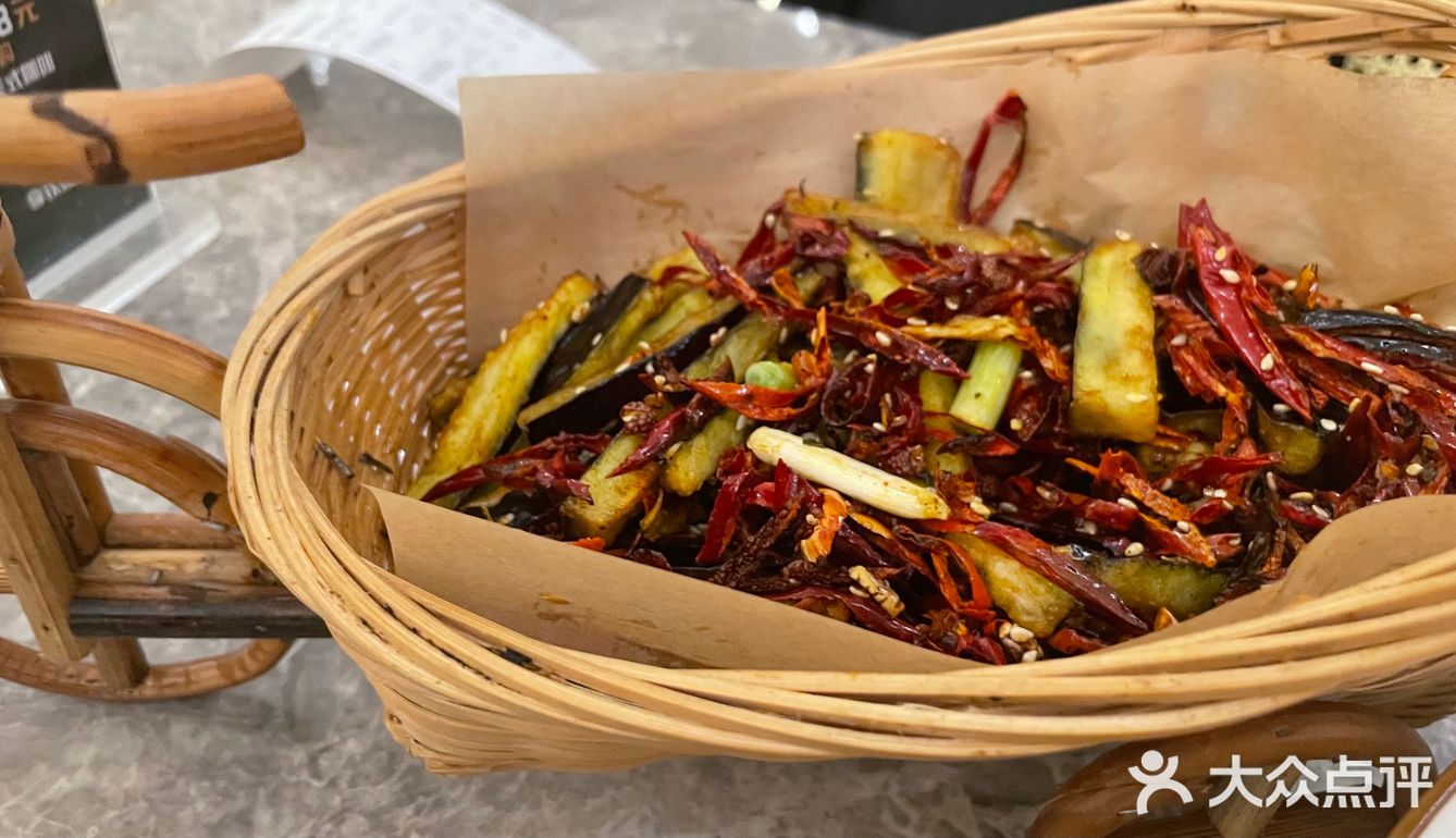 辣椒是炒的特别扁，茄条外酥里嫩，茄条是甜辣的味道