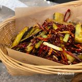 辣椒是炒的特别扁，茄条外酥里嫩，茄条是甜辣的味道