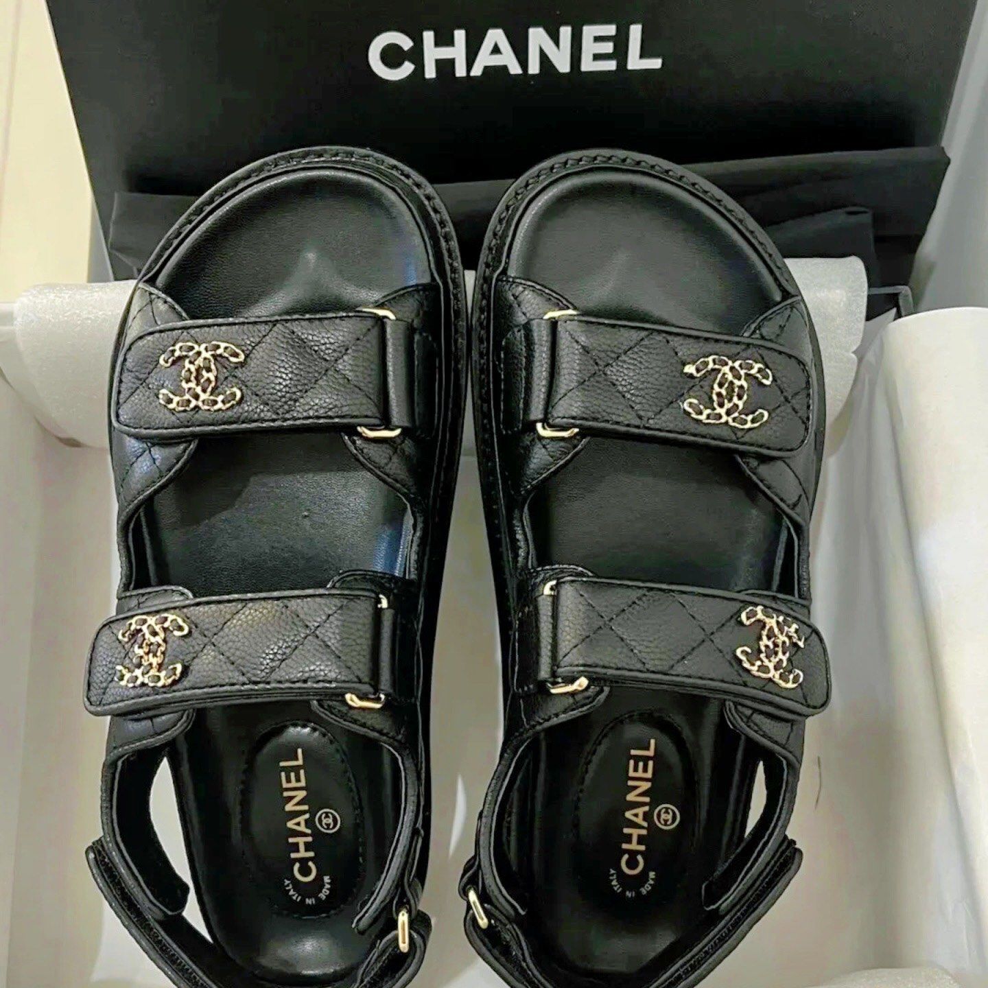 香奈儿 chanel 魔术贴凉鞋,荔枝纹的哟