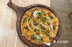 Tomato Beef Pita Pizza