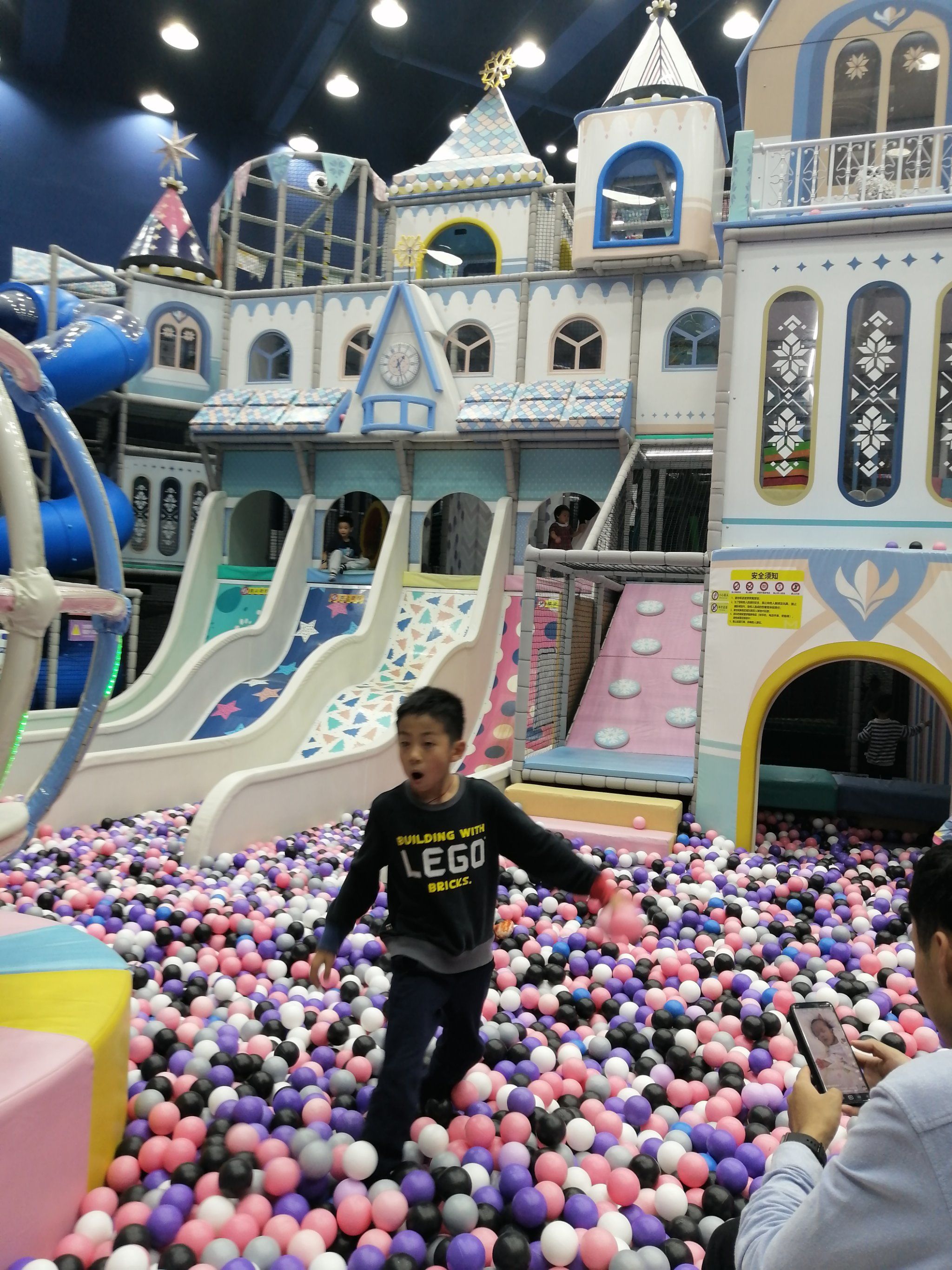 游乐设施丰富多样,有波波池,滑滑梯,蹦床等,孩子们玩得不亦乐乎