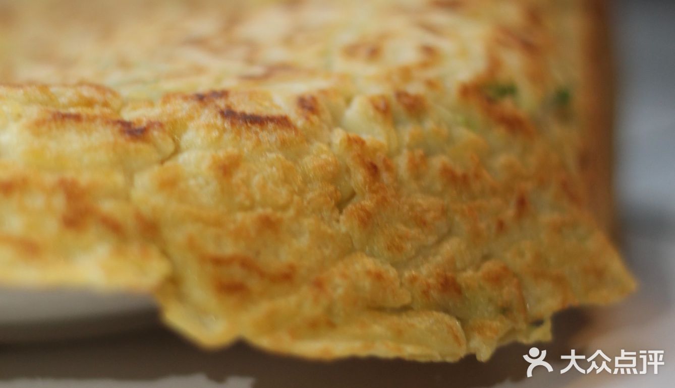 煎饼的做法很简单，但简单又好吃，比手抓饼的油更少