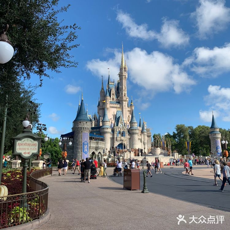 小小世界是迪士尼非常标志性的一项游乐设施，非常适合带