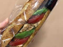 烤鸡肉牛油果和番茄三明治-Salon de The de Joel Robuchon(外滩18号店)