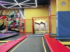 -爱蹦iBOON蹦床运动馆(江汉店)