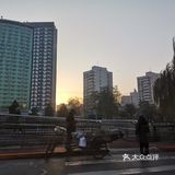 帝都的朝阳中......