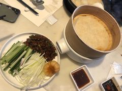 孜然羊肉松配京葱及自制薄饼-港丽餐厅(高德置地店)