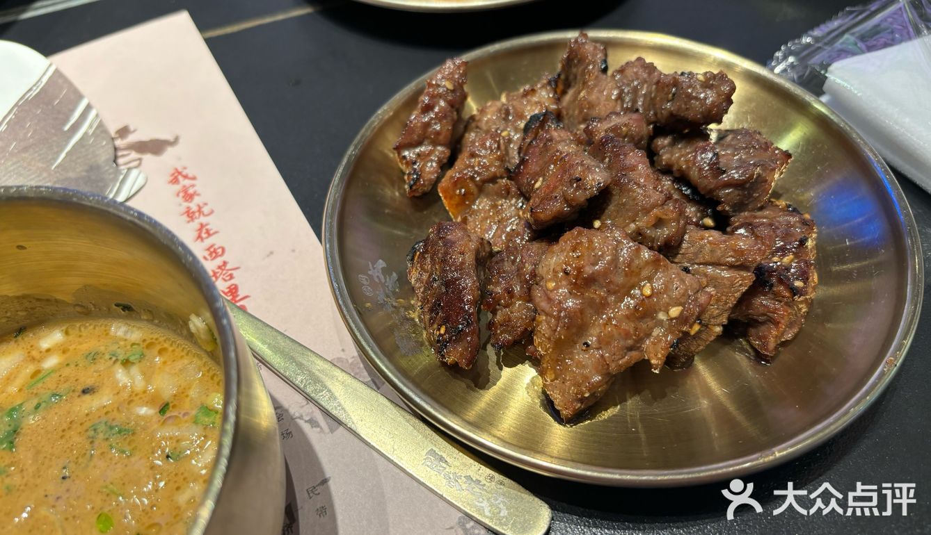 听说西塔老太太特别火，专门赶在饭口前，十一点半到的店里