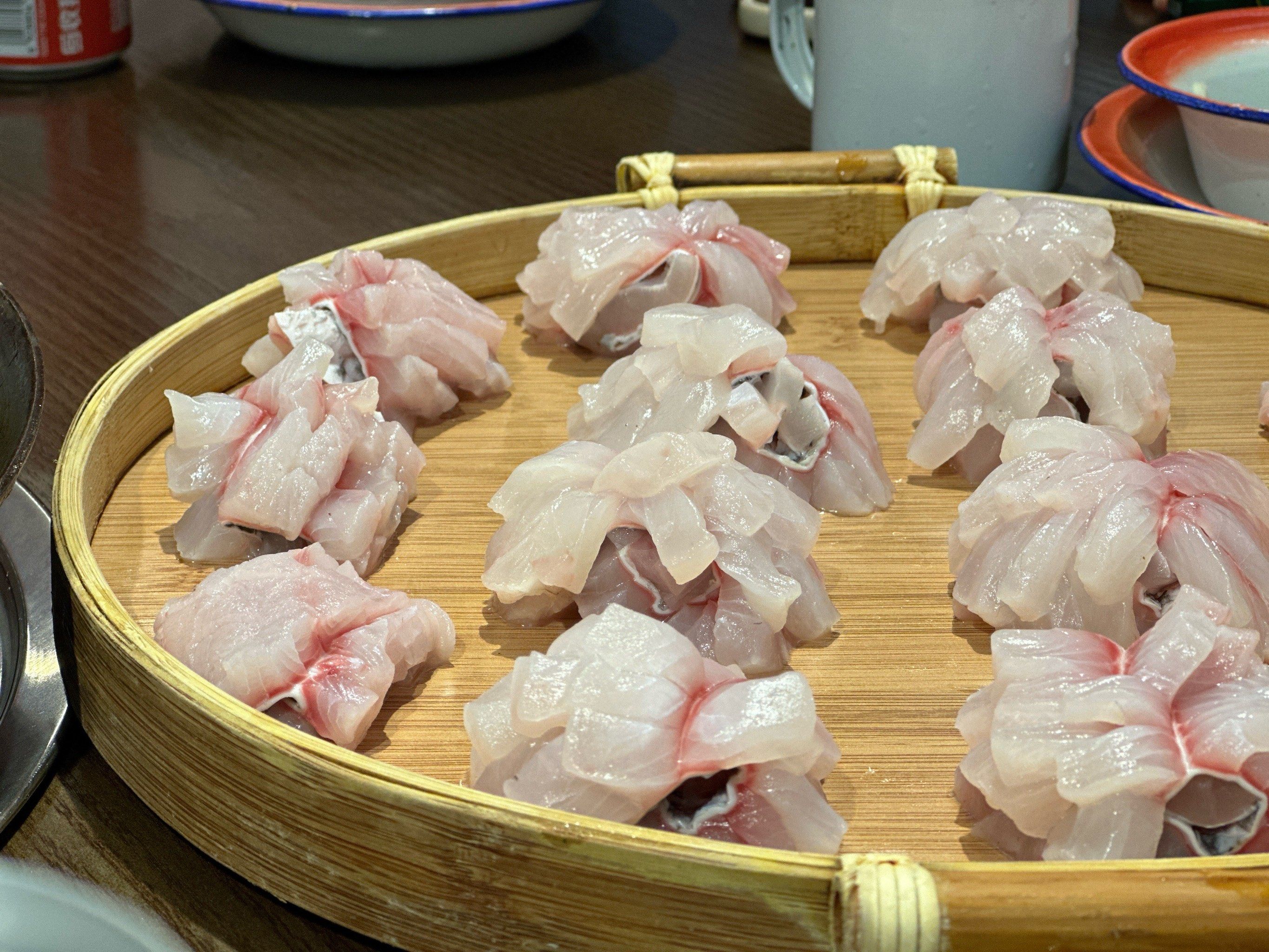 手切鱼刺身,鲜嫩无比.很美味,很好吃