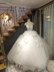 -觅白婚纱礼服馆