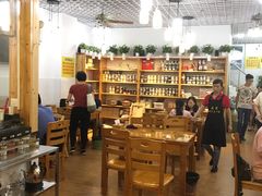 大堂-正宗普宁豆干坊·洪记砂锅粥(红领巾路店)