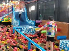 -嘿哟动霸CHUA·新潮玩运动娱乐中心·蹦床滑冰团建乐园