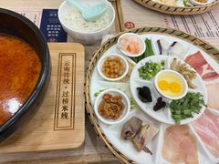 -花馬肆.云南过桥米线(汉神购物广场现场熬汤店)
