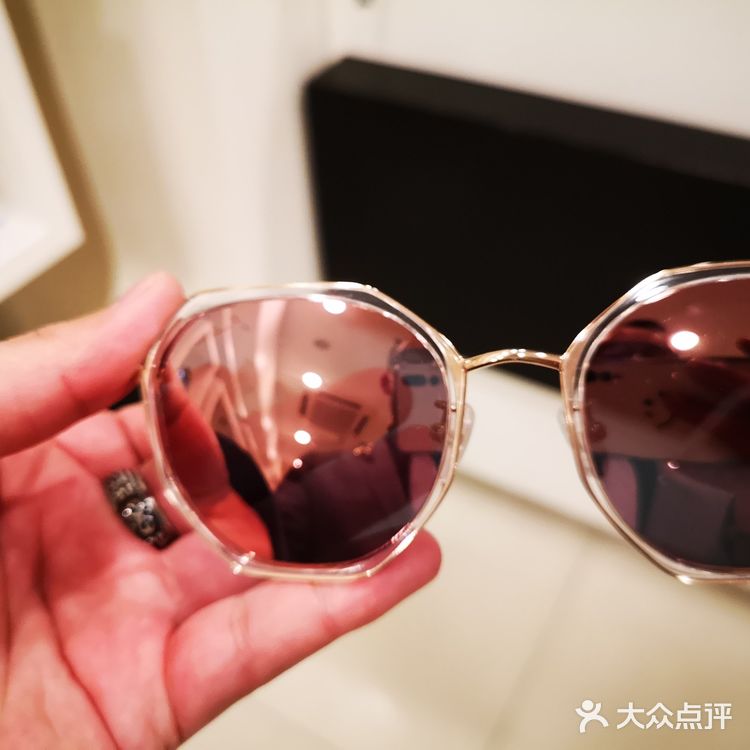 他们家里面的一个品牌花雨伞，她们家的太阳镜是属于啊