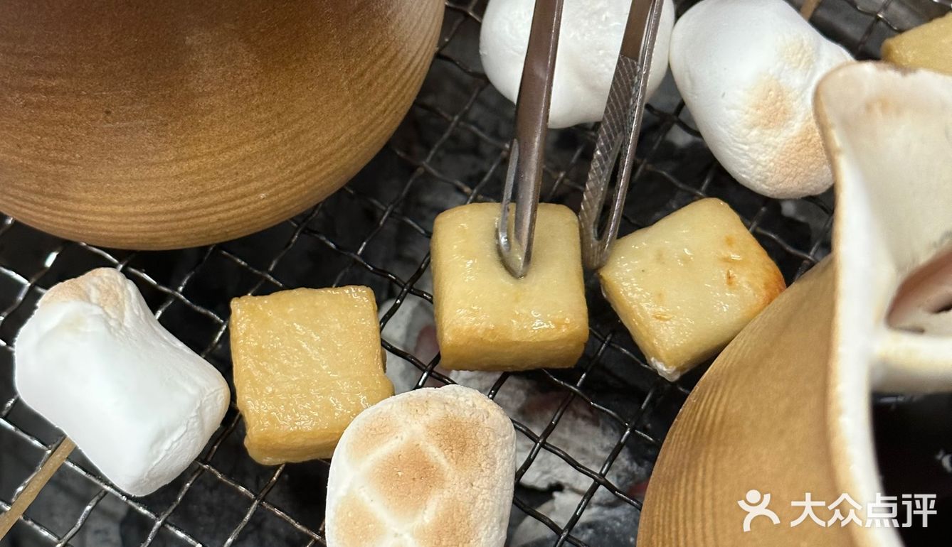 烤棉花糖像在吃做云朵奶油