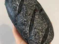 墨鱼芝士南瓜籽软欧-洛佩塔蛋糕