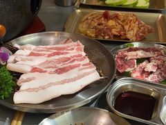 -围炉肉舍•炭烤活鳗•丹东海鲜烤肉(步行街店)