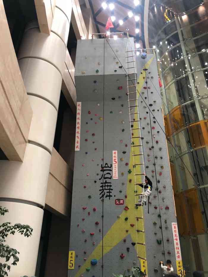 湖塘吾悦广场一楼大门口,进去就是岩舞空间,首先感觉这个攀岩项目取的
