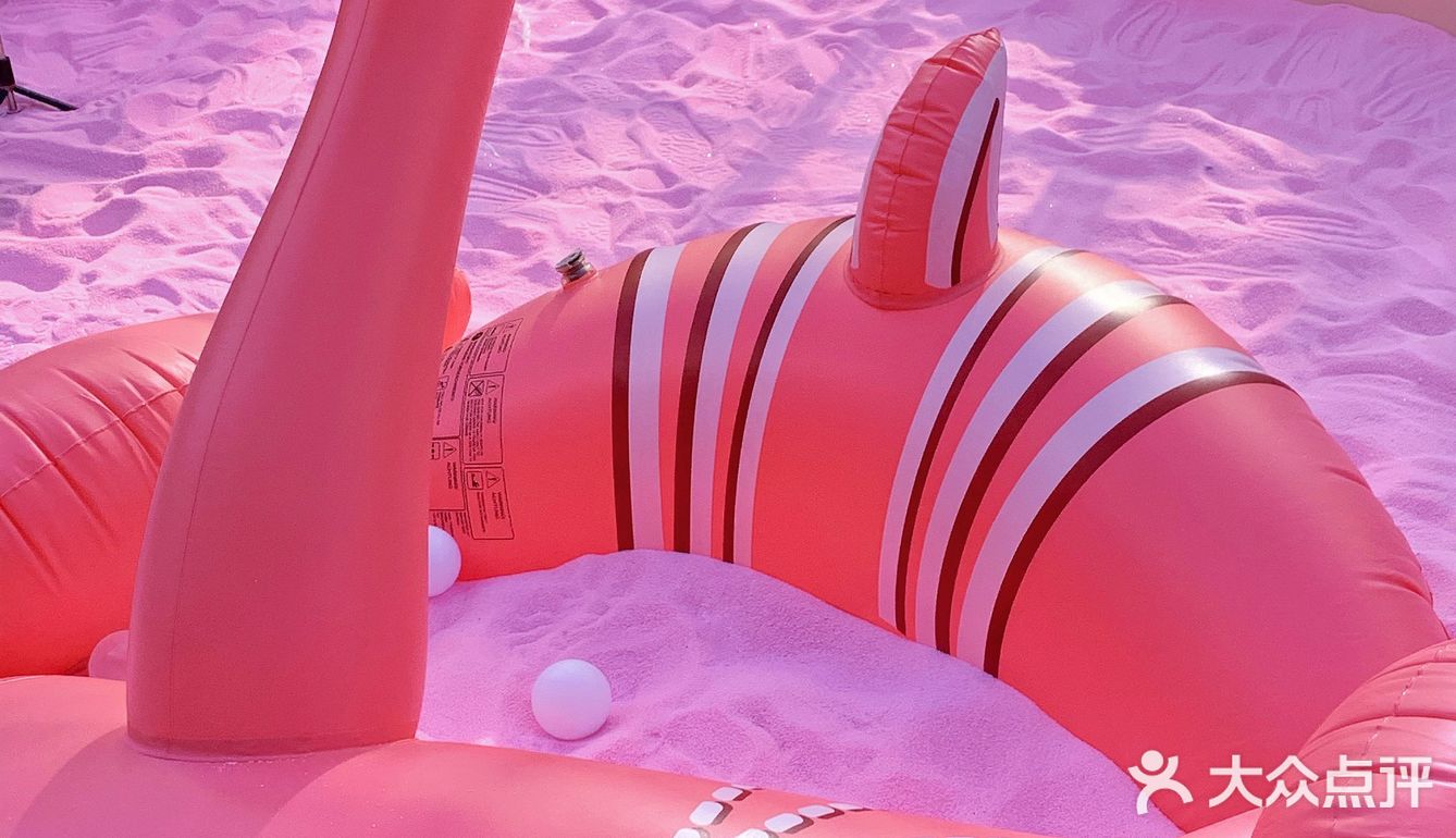 大唐不夜城边上的粉色沙滩梦幻泡泡球